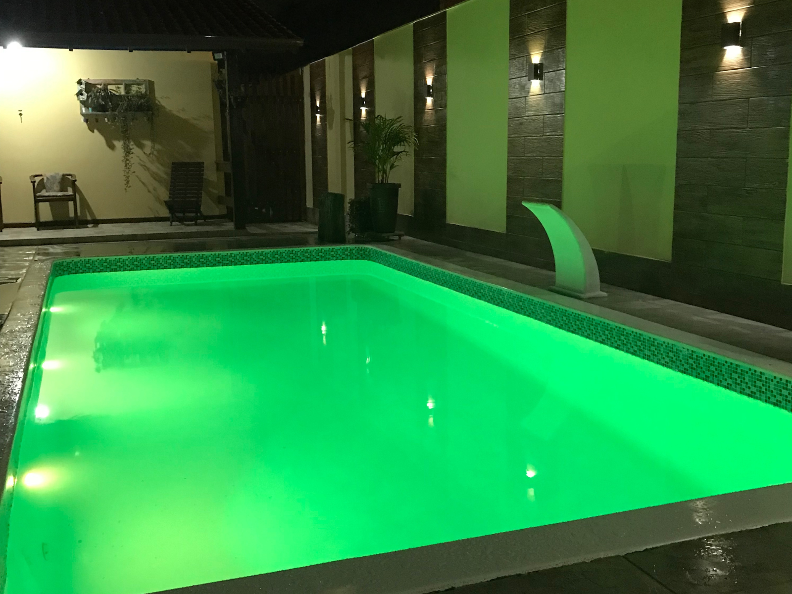 Piscina residencial com iluminação LED