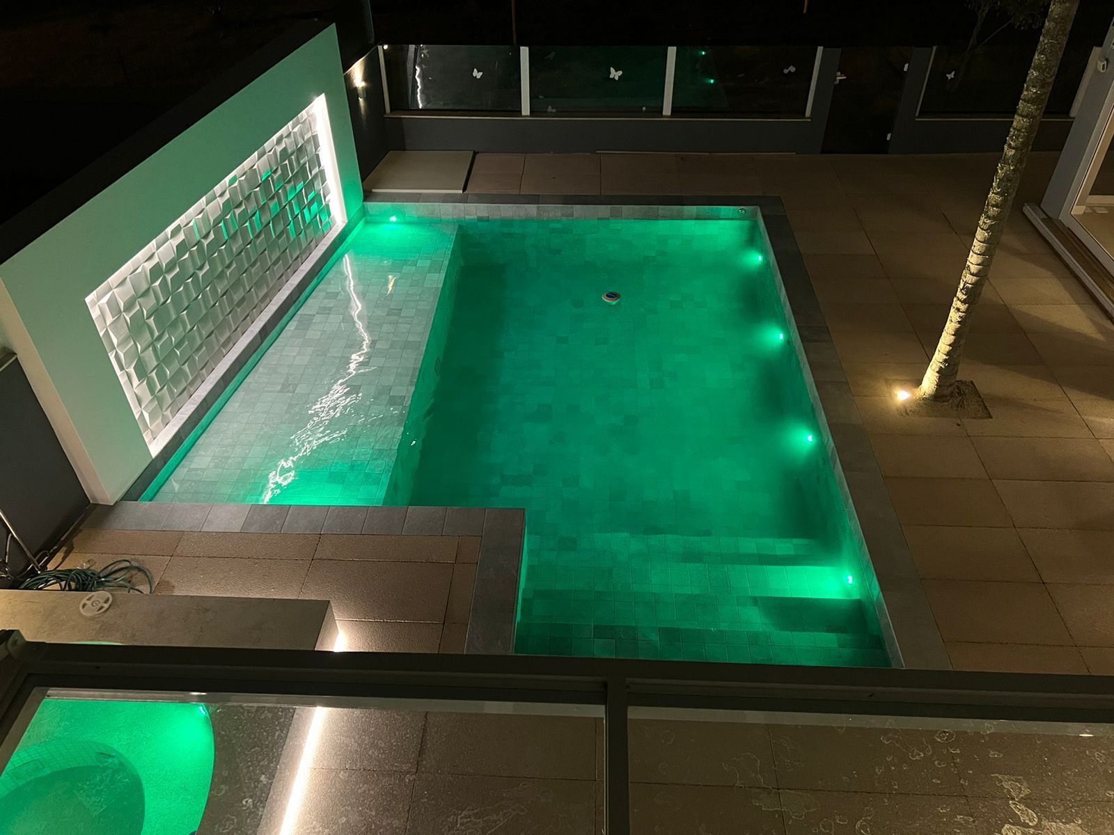 Piscina com iluminação noturna